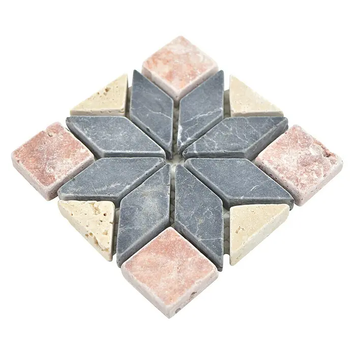 Antikmarmorfliese Dekorfliese Star A1 XND 13001 - 10 x 10 cm, Rosso, Matt - Nahaufnahme eines dekorativen Mosaiks aus rosafarbenen, grauen und beigen Steinen, ideal für kreative Wand- und Bodengestaltungen.