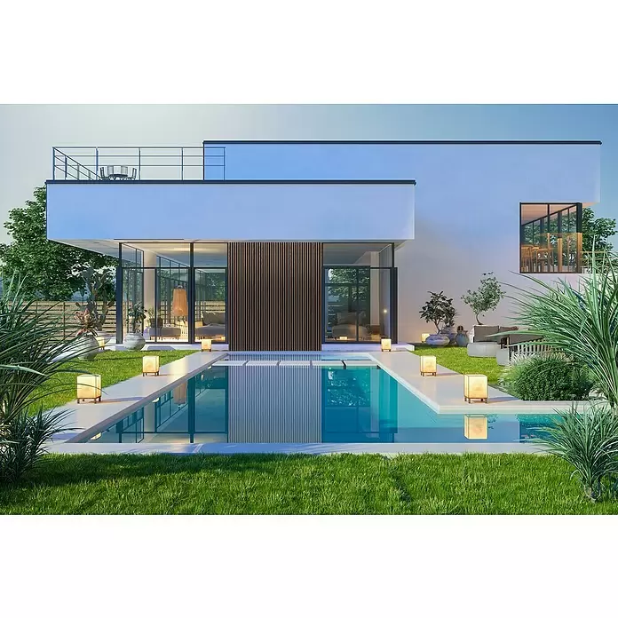 FN Neuhofer Akustikpaneel Acustico Thermoholz - 2.400 x 572,5 x 18 mm - Modernes weißes Haus mit großen Glasfenstern und dunklem Holz, blauem Pool und grünem Rasen mit beleuchteten Wegleuchten.