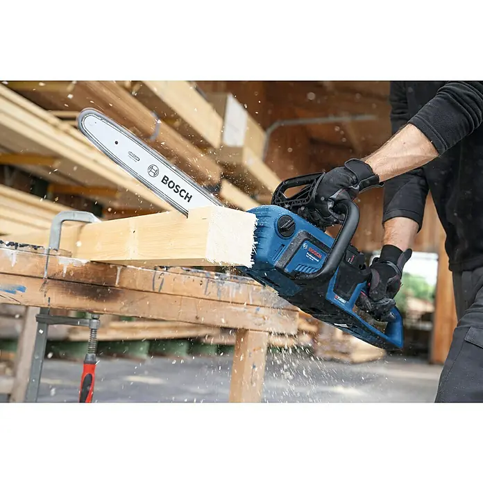 Bosch Professional AMPShare 18V Akku-Kettensäge GKE 18V-40 - 18 V, Li-Ionen, Ohne Akku, Schwertlänge: 40 cm - Nahaufnahme einer Bosch-Kettensäge beim Sägen eines Holzstücks, die Leistung und Präzision vereint. Werkzeug für Profis und Heimwerker.