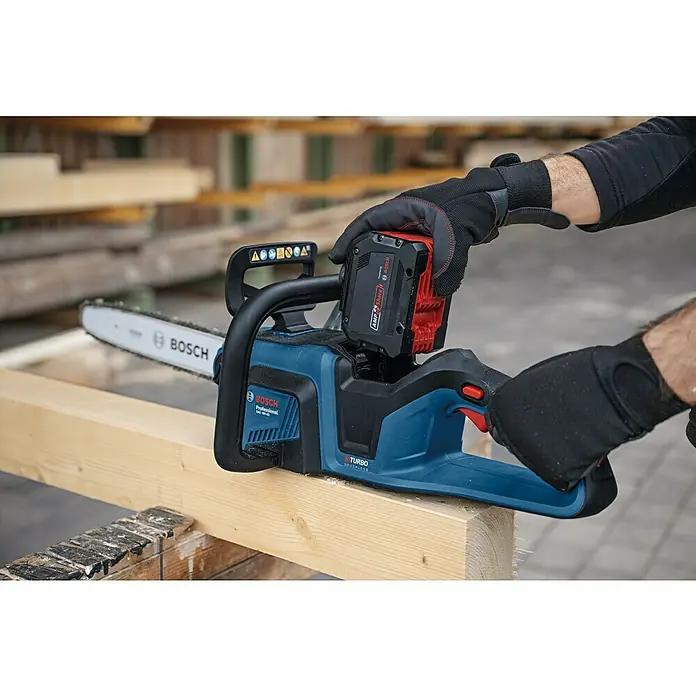 Bosch Professional AMPShare 18V Akku-Kettensäge GKE 18V-40 - 18 V, Li-Ionen, Ohne Akku, Schwertlänge: 40 cm - Eine Akku-Kettensäge von Bosch Professional, die auf einem Holzbrett liegt und von einer Person mit Handschuhen bedient wird.