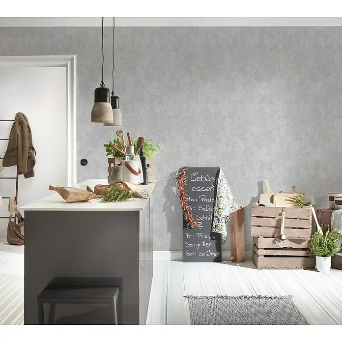 A.S. Création OK 6 Vliestapete - Grau, Uni, 10,05 x 0,53 m - Ein modernes Kücheninterieur mit einer Kreidetafel, auf der das Menü der Woche steht, neben frischen Kräutern und Holzkisten.