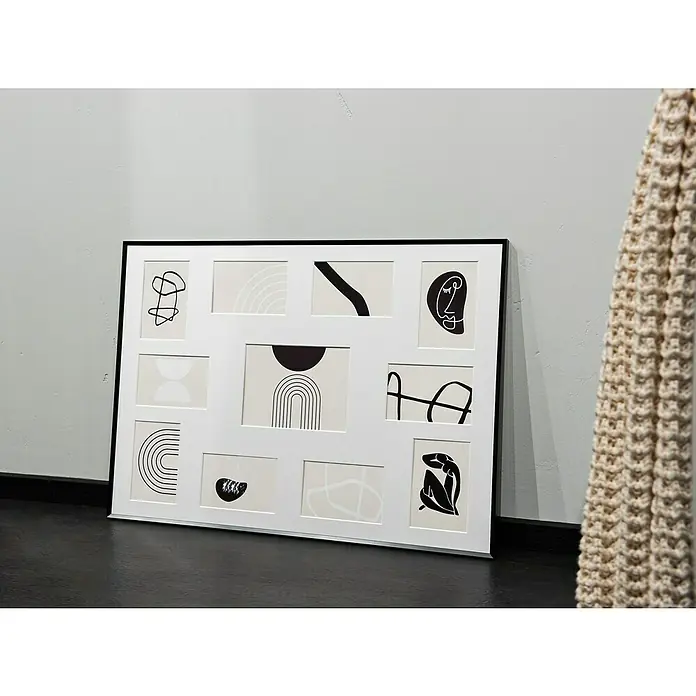Collagerahmen Pixel - Anzahl Fotoplatzhalter: 11 Stk., Schwarz, Aluminium - Schwarzer Bilderrahmen mit einer Collage von abstrakten, schwarz-weißen Kunstdrucken, die an einer Wand lehnt.