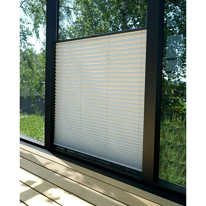 SunElements Plissee - B x H: 95 x 199 cm, Hellgrau, Gesamtstückzahl: 3 Stk., Zur Wandmontage - Nahaufnahme eines Fensters mit einem cremefarbenen Plissee-Rollo, das teilweise geschlossen ist und für Privatsphäre und Lichtschutz sorgt.