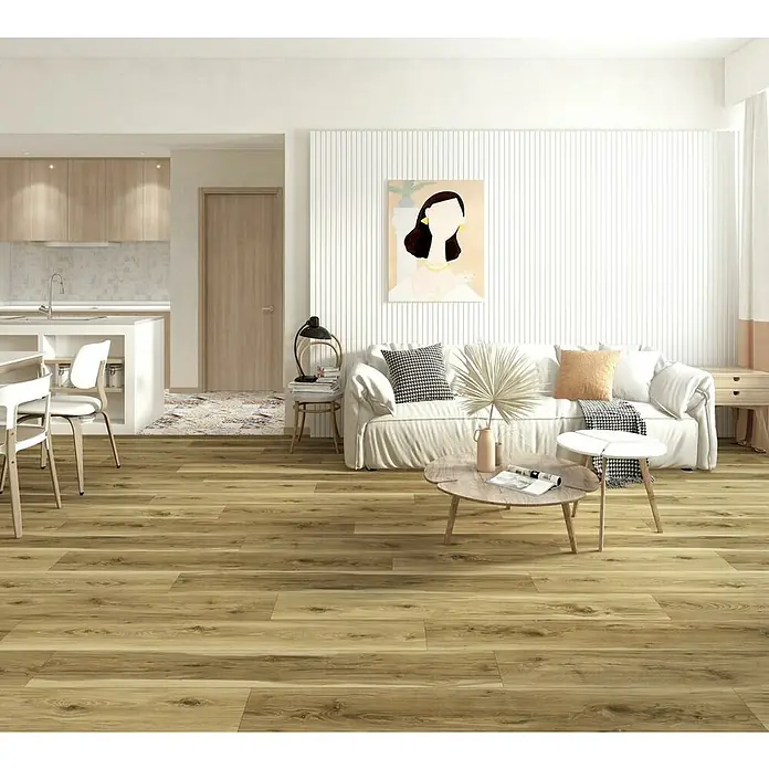Suelo vinílico SPC Oak Mountain - 1.220 x 181 x 6,5 mm, Marrón, Resistente al agua - Interior de una habitación con suelo de madera, sofá, mesa y obra de arte. El suelo de madera domina el espacio y da calidez.