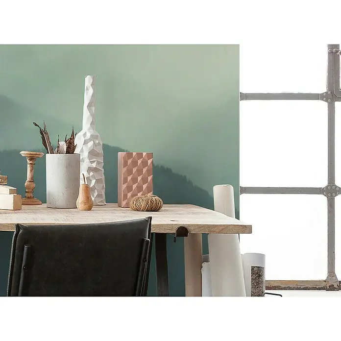 Komar Infinity 2 Fototapete Hazy HillsB x H: 400 x 250 cm, Vlies - Dekoratives Stillleben auf einem Holztisch mit Kerzenständer, Vasen, Trockenblumen und einer Kordelkugel vor einer Wand mit Farbverlauf.