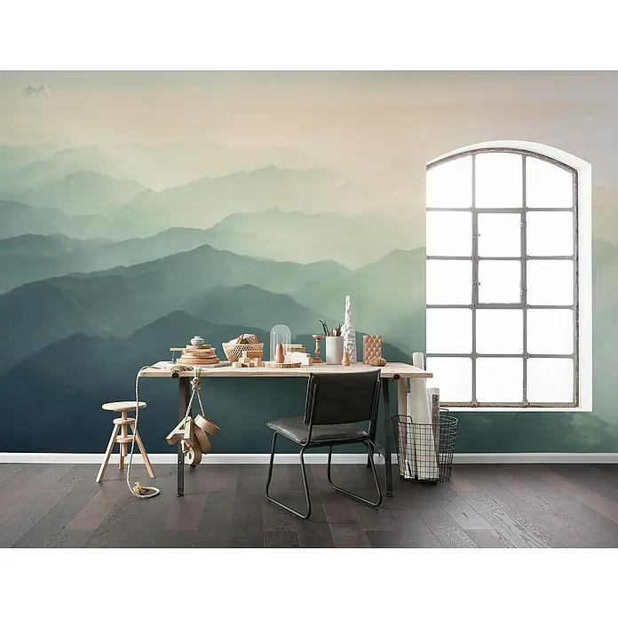 Komar Infinity 2 Fototapete Hazy Hills - B x H: 400 x 250 cm, Vlies - Ein skandinavisch inspiriertes Arbeitszimmer mit einem Schreibtisch, einem Stuhl und einem Fenster mit Bergblicktapete für eine ruhige Atmosphäre.