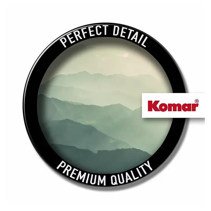 Komar Infinity 2 Fototapete Hazy Hills - B x H: 400 x 250 cm, Vlies - Komar Qualitätssiegel: „PERFECT DETAIL“ und „PREMIUM QUALITY“ um eine neblige Berglandschaft.