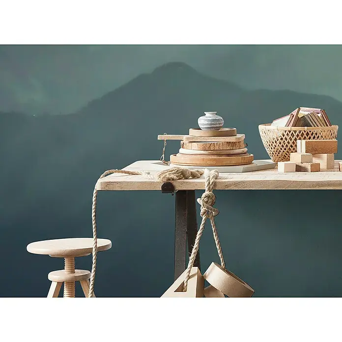 Komar Infinity 2 Fototapete Hazy Hills - B x H: 400 x 250 cm, Vlies - Deko-Tisch mit Holzspielzeug und Geschirr, rustikal und gemütlich. Ideal für ein Kinderzimmer oder als kreative Einrichtungsidee.