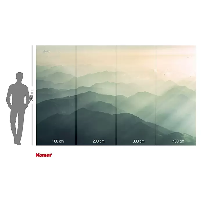 Komar Infinity 2 Fototapete Hazy Hills - B x H: 400 x 250 cm, Vlies - Fototapete neblige Berglandschaft, 250 cm hoch, bis 400 cm breit, mit Person zur Größendarstellung.