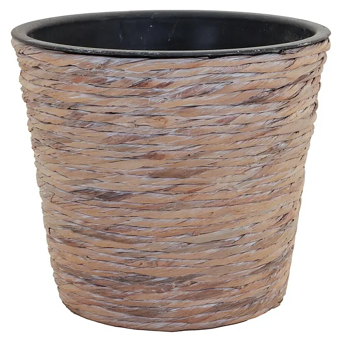 A.H.G. Übertopf rund - Außenmaß (Ø x H): 30 x 26 cm, Waschweiß - Blick auf einen runden Pflanztopf mit einer natürlichen Bastschicht und einem schwarzen Innentopf, der einen rustikalen Charme versprüht.