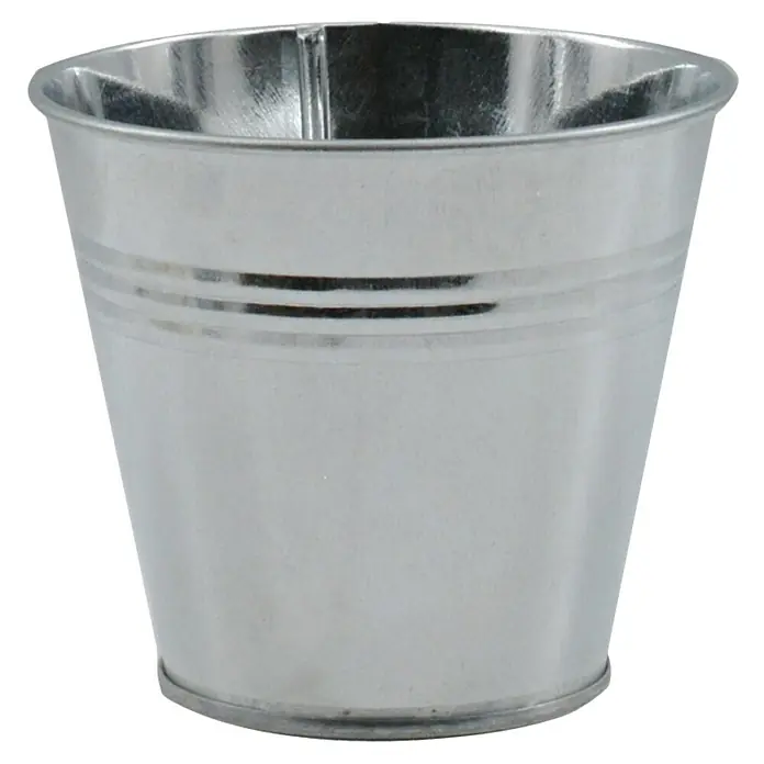 Übertopf rund - Ø x H: 11 x 10,5 cm, Silber, Metall, Glänzend - Nahaufnahme eines kleinen, silberfarbenen Zinkeimers mit gerippter Oberfläche, der für dekorative Zwecke oder als Pflanzgefäß verwendet werden kann.