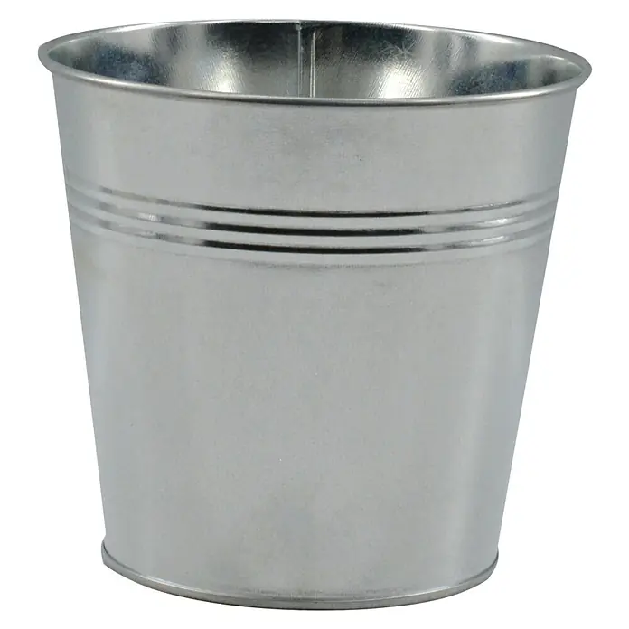Übertopf rund - Ø x H: 15,5 x 14,5 cm, Silber, Metall, Glänzend - Nahaufnahme eines silbernen Zinkeimers mit markanten horizontalen Linien, ideal für Gartenarbeit oder Dekoration.