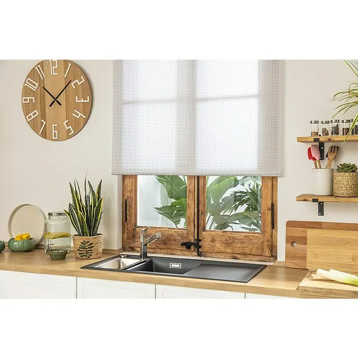 Versa Reloj de pared Madera - Diámetro: 60 cm, Marrón claro - Decoración de cocina con un reloj de pared de madera, un fregadero con grifo, un estor enrollable y plantas en la encimera.