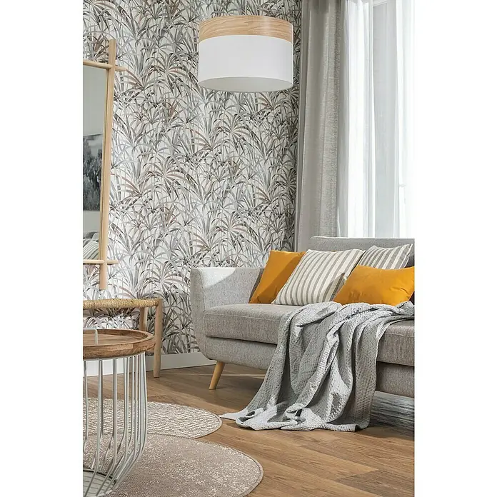 Papel pintado Vegetal con Hojas - Granate, Motivo decorativo, 10 x 0,53 m - Un salón moderno con un sofá gris claro, cojines amarillos y una elegante lámpara colgante. El papel pintado tiene un diseño de hojas.
