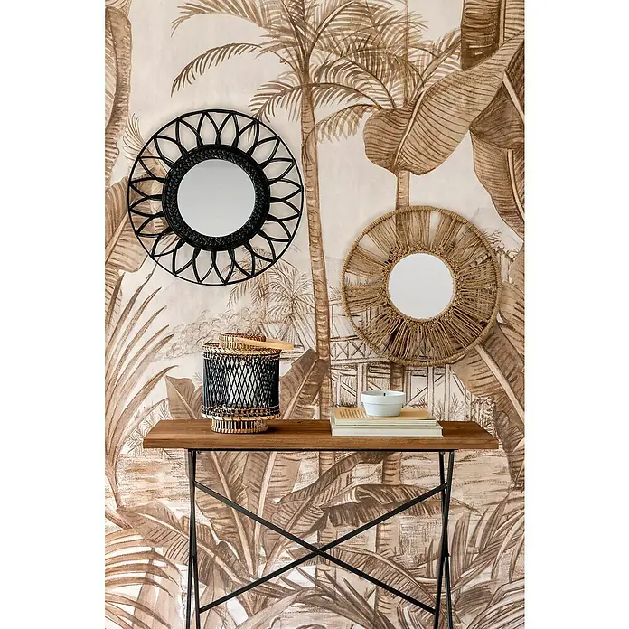 Espejo de pared Oppo - Diámetro: 50 cm, Negro - Escena decorativa con dos espejos redondos en una pared con tema selvático, una linterna y libros sobre una mesa de madera.
