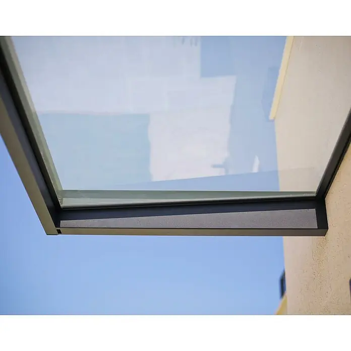 Palram – Canopia Marquesina para puerta Sophia - 160 x 95 x 17 cm, Gris antracita, Color del techo: Blanco opal - Primer plano de una marquesina de cristal moderna con un marco elegante y oscuro, que ofrece protección y un elemento de diseño elegante.