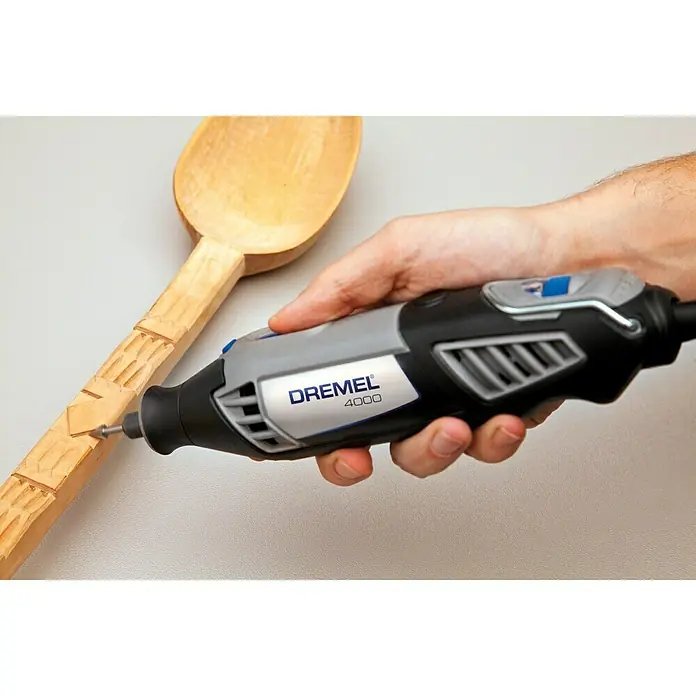 Dremel Fräsmesser 125 - Durchmesser Kopf: 6,4 mm, Kegelkopf, Hartmetall, 2 Stk. - Das Dremel 4000 Multifunktionswerkzeug wird für die Holzbearbeitung an einem Holzlöffel verwendet, ideal zum Schnitzen und Detailarbeiten.