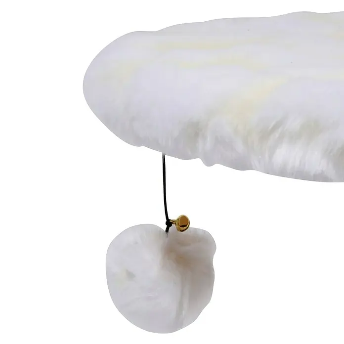 Dobar Kratzbaum Holly - 60 x 40 x 82 cm - Nahaufnahme eines flauschigen Spielzeugs mit einer goldenen Glocke, das von einer weißen, plüschigen Plattform für Katzen hängt.