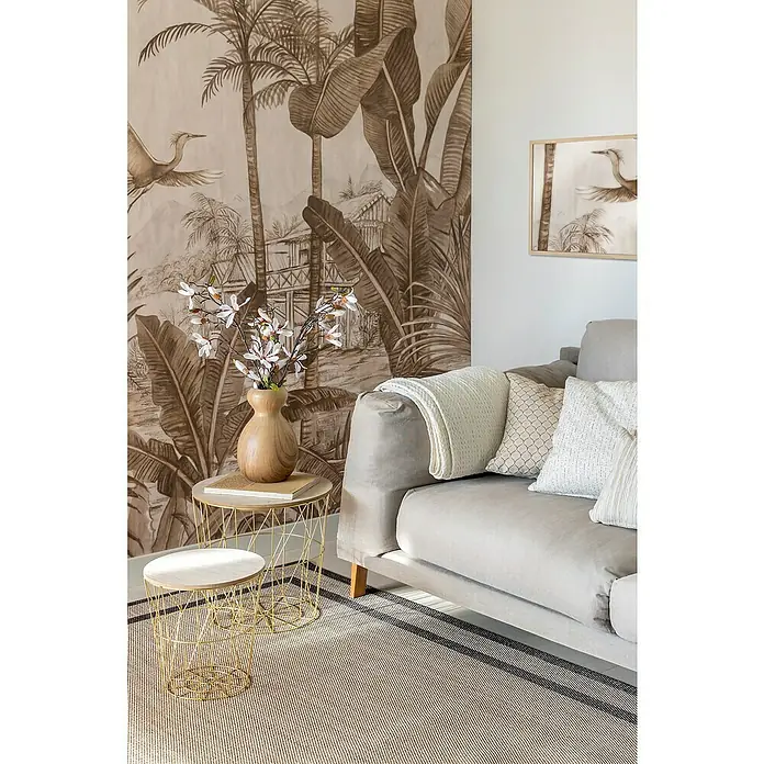 Papel pintado Mural Vegetación - Marrón, Motivo decorativo, 10 x 0,53 m - Vista detallada de una sala de estar con un sofá gris y dos mesas auxiliares doradas, creando un ambiente acogedor.