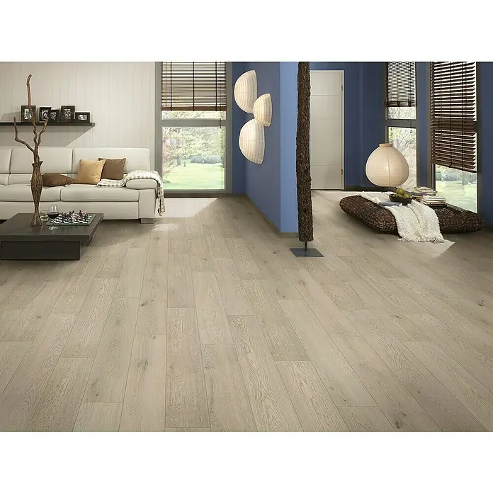 LOGOCLIC Vinto Laminat Classic - Eiche Nassau, Landhausdiele, 1.288 x 195 x 8 mm - Helles Wohnzimmer mit einem eleganten hellen Holzboden, der dem Raum ein modernes und stilvolles Aussehen verleiht.