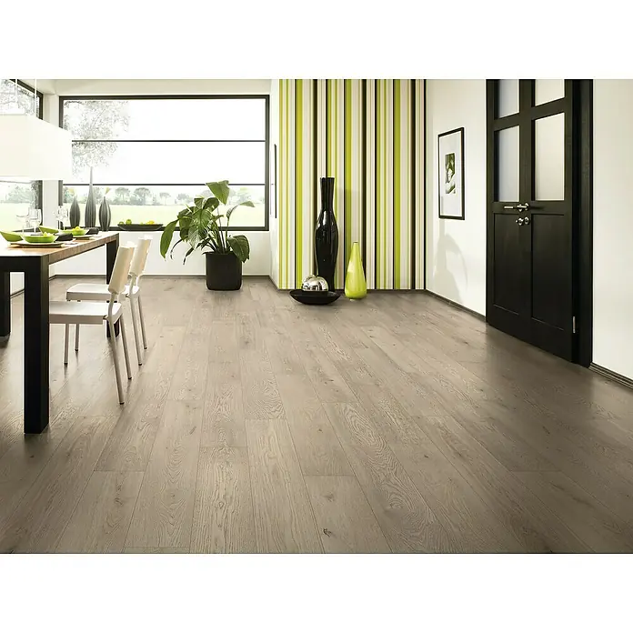 LOGOCLIC Vinto Laminat Classic - Eiche Flinton, Landhausdiele, 1.288 x 195 x 8 mm - Ein Innenraum mit hellem Holzboden, Esstisch und Stühlen, Pflanzen und dekorativen Vasen vor einer gestreiften Wand und einer dunklen Tür.