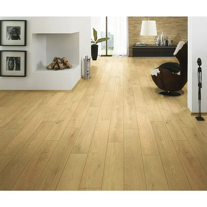 LOGOCLIC Vinto Laminat Classic - Eiche Cornsilk, Landhausdiele, 1.288 x 195 x 8 mm - Dieses Bild zeigt einen hellen Holzfußboden in einem modern eingerichteten Wohnraum, der eine warme und einladende Atmosphäre schafft.
