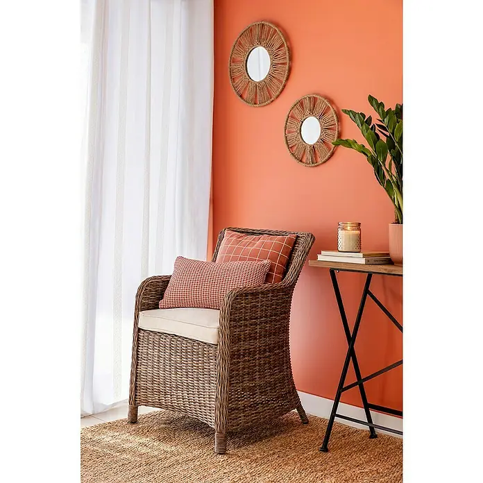 Espejo de pared Serena - 2 pzs., Diámetro: 45 cm, Natural - Acogedor rincón de lectura con un sillón de ratán, cojines decorativos y espejos decorativos en una pared naranja cálida.