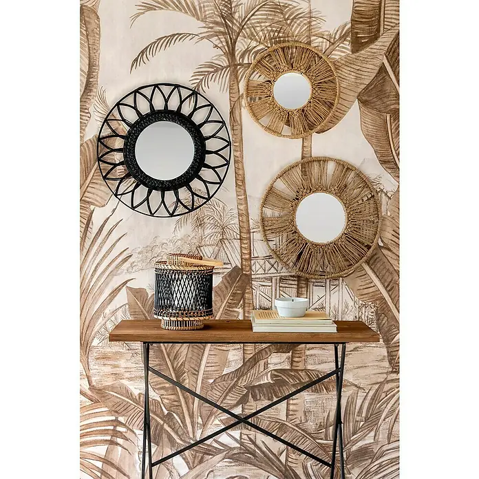 Espejo de pared Serena - 2 pzs., Diámetro: 45 cm, Natural - Pared decorativa con espejos negros y beige sobre una mesa con lámpara, libros y bol.