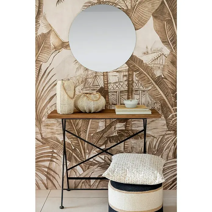 Espejo de pared Gia sin marco - Diámetro: 60 cm, Plateado - Interior decorativo con un espejo redondo sobre una mesa con cestas, libros y un cuenco, complementado por un cojín en un taburete.