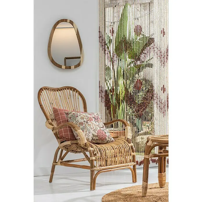 Espejo de pared Irregular Leca - 40 x 50 cm, Marrón - Sillón de ratán con cojines y espejo en la pared. Interior acogedor con un aspecto natural.