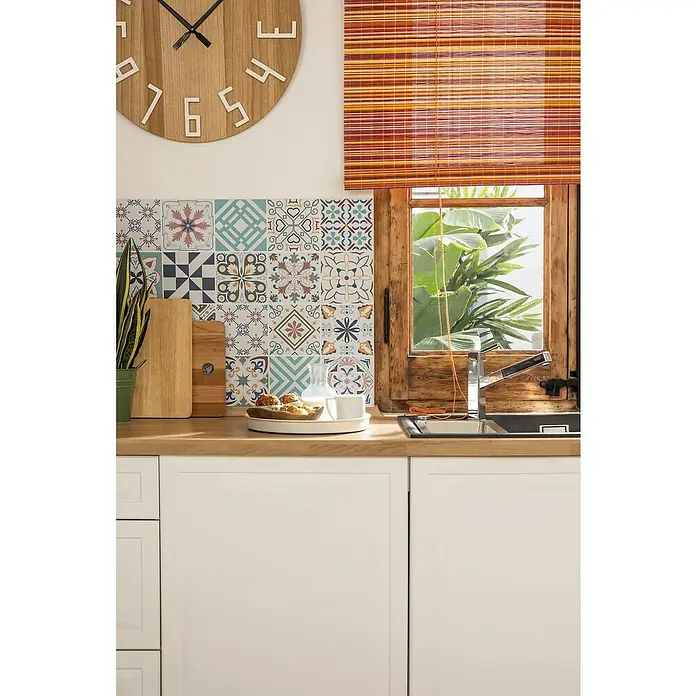 Estor enrollable Tutto arancia - An x Al: 120 x 175 cm, Multicolor - Naturaleza muerta de cocina con una mezcla de elementos decorativos, incluyendo azulejos para la pared, reloj de pared de madera y una persiana colorida.