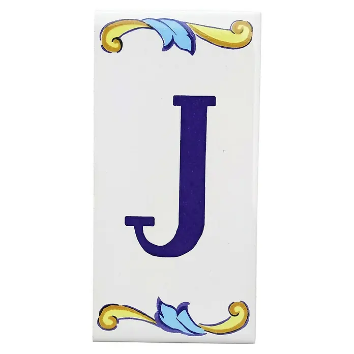 Pavimento cerámico Letra J - 7,5 x 15 cm, Blanco/Azul/Amarillo, Brillante - Azulejo de cerámica con la letra "J" en azul, adornado con ornamentos florales en amarillo y azul, ideal para números de casa.