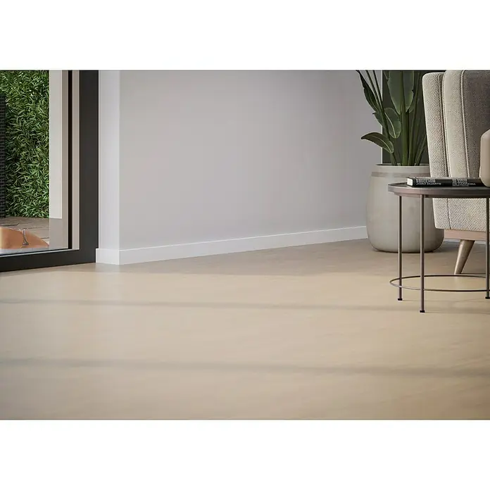 Sockelleiste - 240 x 1,6 x 5,8 cm, MDF, Weiß - Innenaufnahme mit einer hellen Diele. Ideal für moderne Wohnräume. Minimalistisch und elegant.