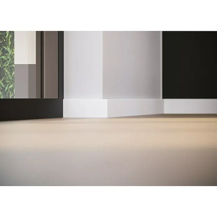 Sockelleiste - 240 x 1,6 x 5,8 cm, MDF, Weiß - Detailansicht eines modernen Raumes mit hellbeigem Fußboden und weißen Fußleisten an weißen und schwarzen Wänden.
