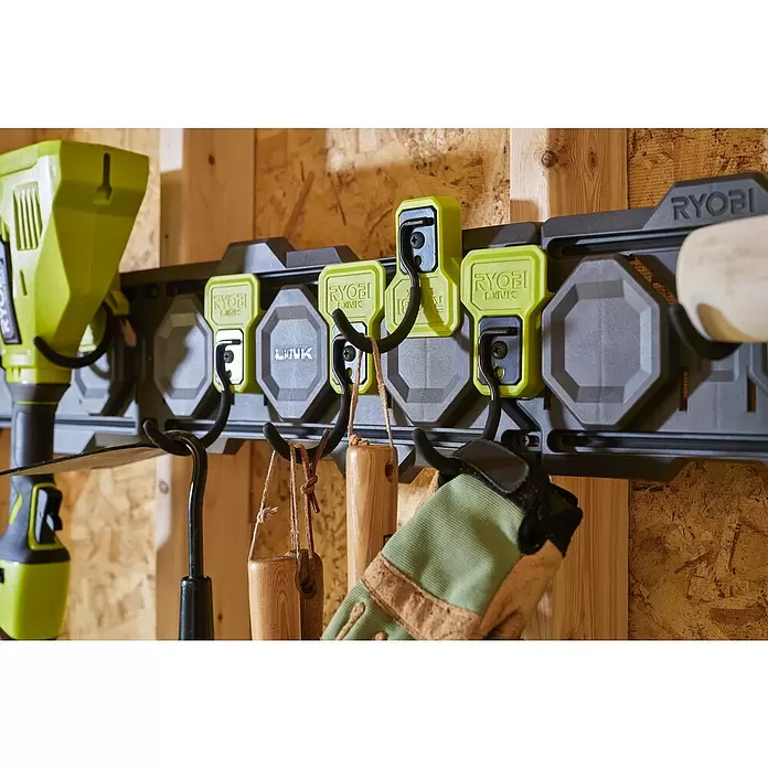 Ryobi Link Aufhängehaken RSLW815 - 1 Stk., Traglast: 6,8 kg - Ryobi Link Aufbewahrungsschiene mit grünen und grauen Modulen, die Werkzeuge an einer Holzwand halten.
