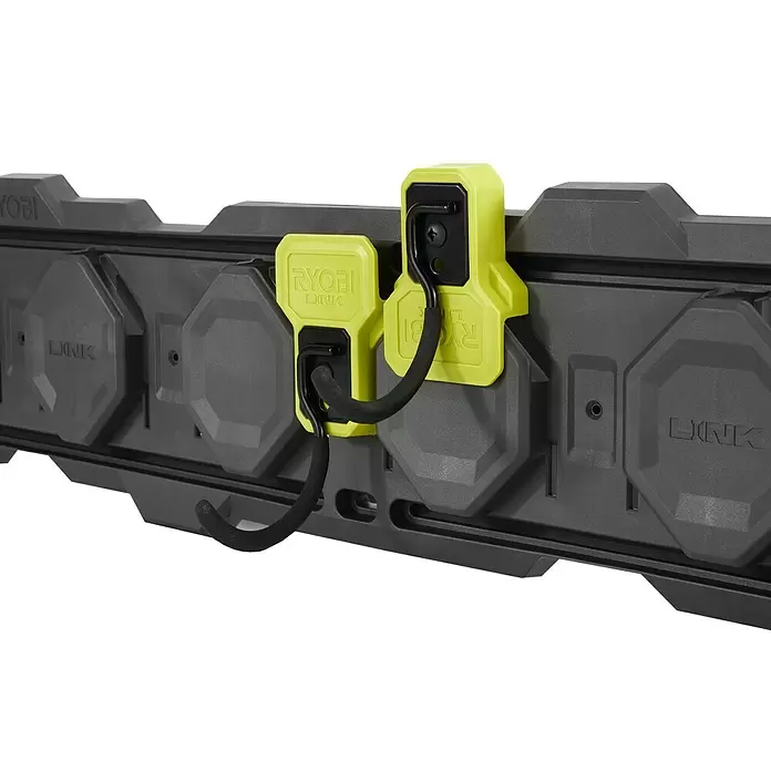 Ryobi Link Aufhängehaken RSLW815 - 1 Stk., Traglast: 6,8 kg - Schwarze Ryobi LINK Aufbewahrungsschiene mit zwei hellgrünen Ryobi LINK Haken, jeweils mit einem schwarz gepolsterten Werkzeughalter.