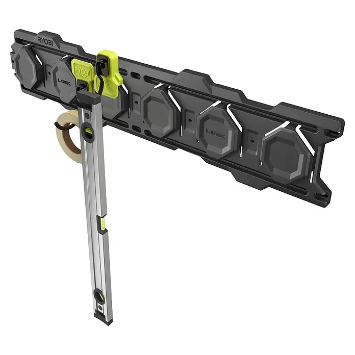 Ryobi Link Aufhängehaken RSLW815 - 1 Stk., Traglast: 6,8 kg - Schwarzer Ryobi LINK Wandorganizer mit gelbem Werkzeughalter, silberner Wasserwaage und Abdeckband.