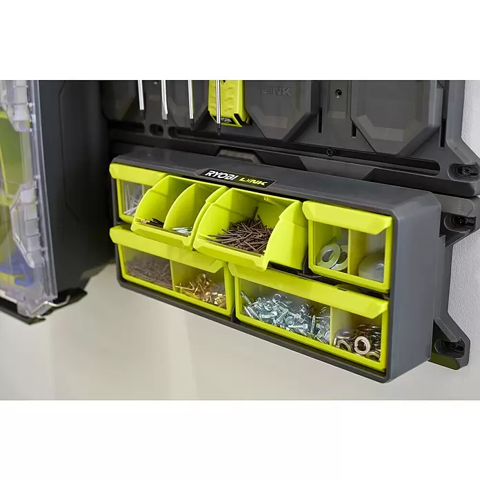 Ryobi Link Sortimentskasten RSLW 309 - Anzahl Fächer: 6 Stk. - Ein grauer und lindgrüner Ryobi LINK Lagerorganizer, wandmontiert, mit transparenten Behältern voller Nägel, Schrauben und Unterlegscheiben.