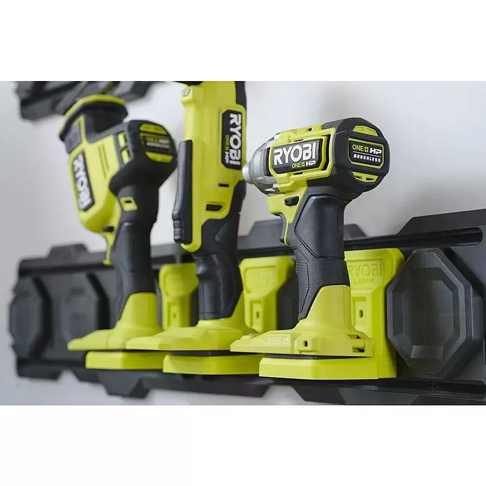 Ryobi Link Werkzeughalter RSLW817 - Traglast: 4 kg - Drei lindgrüne und schwarze Ryobi ONE+ HP Elektrowerkzeuge, wie Bohrer oder Schrauber, an einem schwarzen Wandaufbewahrungssystem montiert.