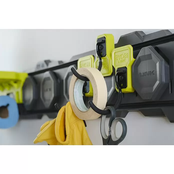 Ryobi Link Aufhängehaken RSLW815 - 1 Stk., Traglast: 6,8 kg - Ryobi LINK Wandaufbewahrungssystem mit gelben Halterungen und schwarzen Haken, die Klebeband, Arbeitshandschuhe und Schere halten.