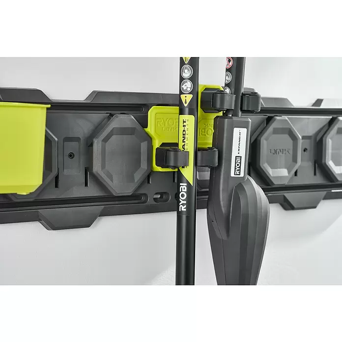 Ryobi Link Klemmhalter RSLW824 - Passend für: Stielwerkzeuge - Dunkelgraues modulares Wandregal mit lindgrünen Zubehörteilen und zwei schwarzen Ryobi Werkzeugen.