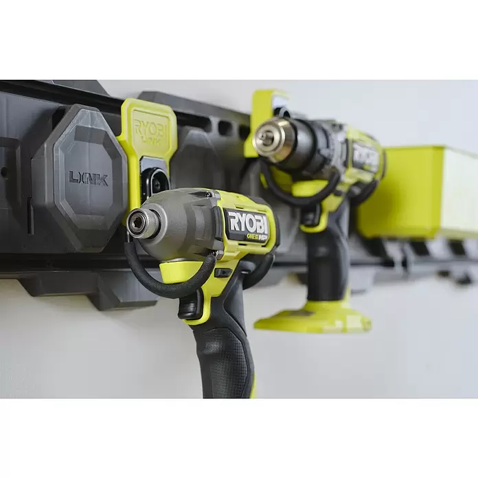 Ryobi Link Aufhängehaken RSLW816 - 1 Stk., Material: Kunststoff - Zwei gelb-schwarze Ryobi ONE+ Elektrowerkzeuge, ein Schlagschrauber und eine Bohrmaschine, hängen an einem dunkelgrauen Ryobi LINK Wandaufbewahrungssystem.