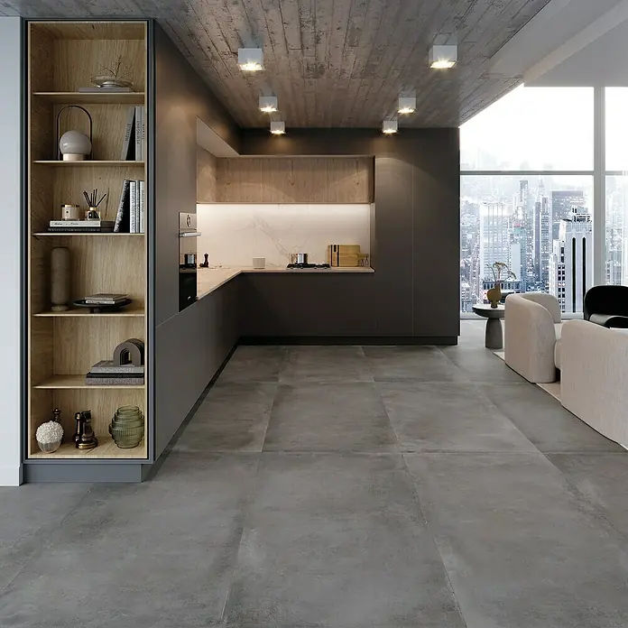 Halcón Pavimento porcelánico Madox - 60 x 120 cm, Antracita, Mate, Rectificado, Espesor: 10 mm - Cocina moderna y luminosa con suelos de hormigón y estanterías empotradas. Las baldosas grises dan un aspecto elegante a la estancia.