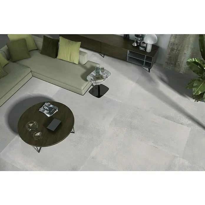 Halcón Pavimento porcelánico Madox - 60 x 120 cm, Gris, Mate, Rectificado, Espesor: 10 mm - Vista del salón con baldosas grises, sofá, mesa de centro y TV para un ambiente elegante y moderno.
