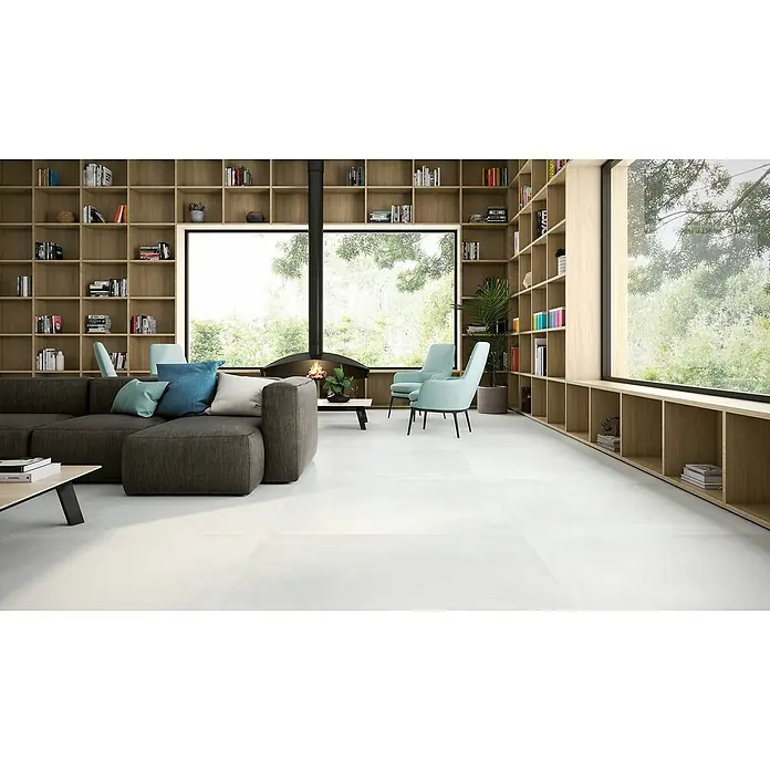 Halcón Pavimento porcelánico Madox - 60 x 120 cm, Blanco, Mate, Rectificado, Espesor: 10 mm - Sala de estar con estantería, chimenea y diseño elegante. Las líneas limpias y la combinación de colores resaltan el diseño.