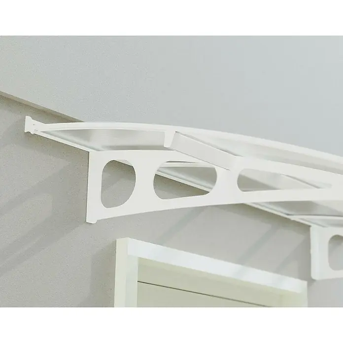 Palram – Canopia Marquesina para puerta Bordeaux - 892 x 139 x 33 cm, Blanco, Vidrio acrílico - Primer plano de un toldo blanco de plástico para puerta montado en una pared gris, que proporciona refugio de los elementos.