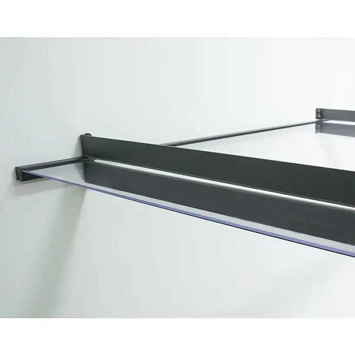 Palram – Canopia Pultvordach Nancy - 411 x 94 x 14 cm, Anthrazitgrau - Nahaufnahme einer modernen, transparenten Regalkonstruktion mit dunklen Metallhalterungen an einer weißen Wand. Elegantes Design für stilvolle Aufbewahrung.