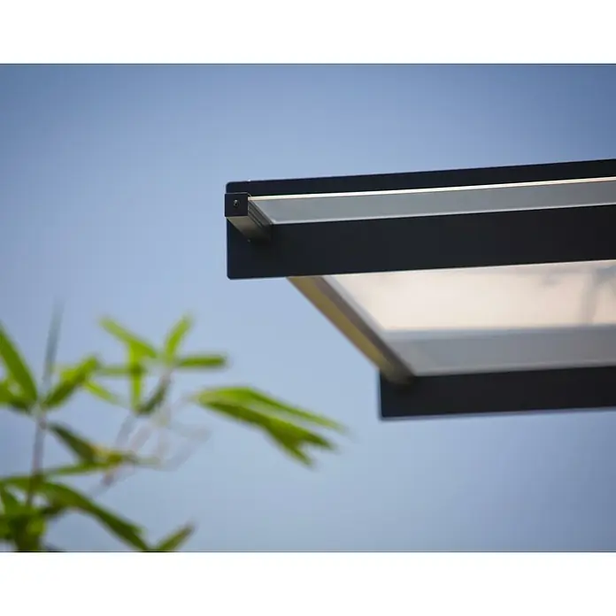 Palram – Canopia Pultvordach Nancy - 411 x 94 x 14 cm, Anthrazitgrau - Nahaufnahme einer modernen Außenleuchte mit klaren Linien und einem minimalistischen Design vor blauem Himmel.