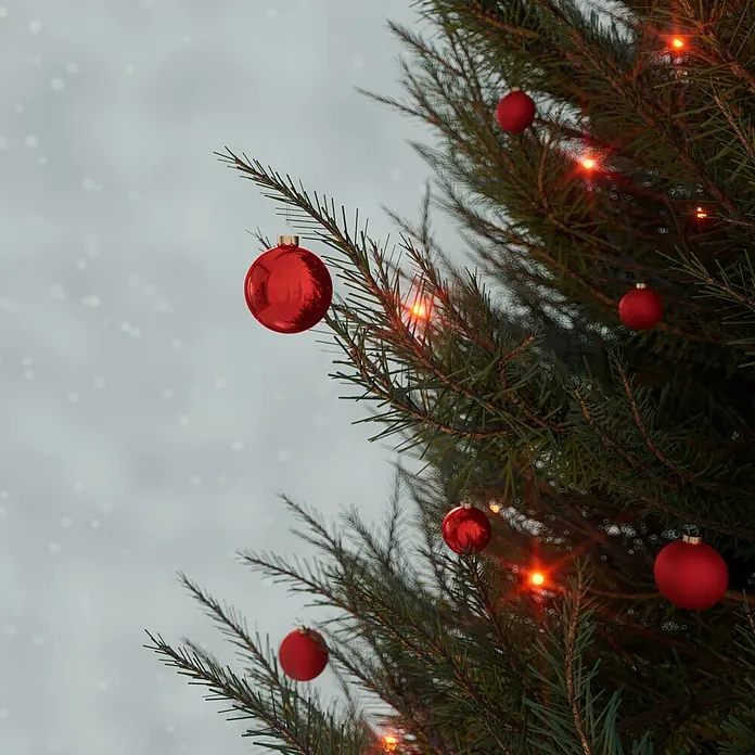Weihnachtskugeln - Merry Red, Glas, Durchmesser: 5 cm - 7 cm, 54 Stk. - Nahaufnahme eines Weihnachtsbaums mit roten Kugeln und Lichtern vor einem verschneiten Hintergrund.