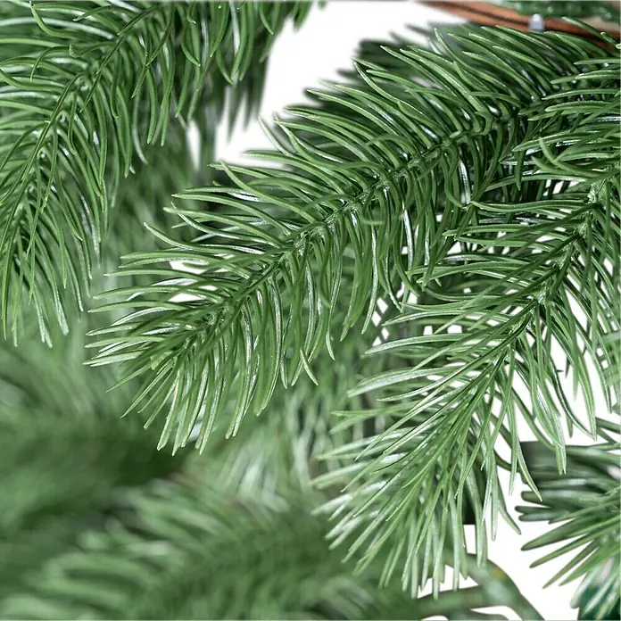Künstlicher Weihnachtsbaum Green Joy Tips - Höhe: 150 cm, Grün - Nahaufnahme eines künstlichen Tannenzweigs mit grünen Nadeln, ideal als Weihnachtsdekoration.